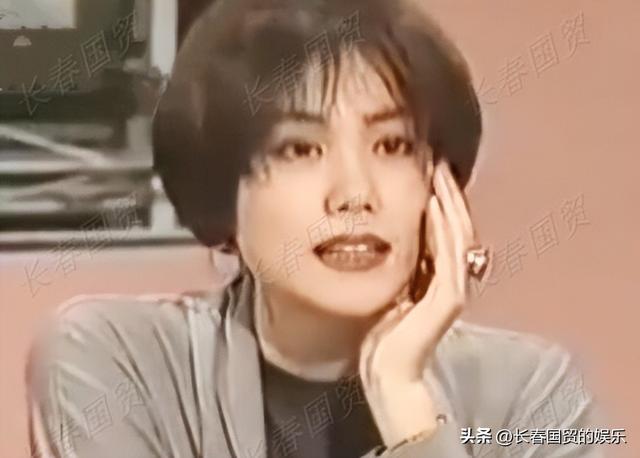 王菲年轻惊艳的照，王菲24岁青涩照曝光