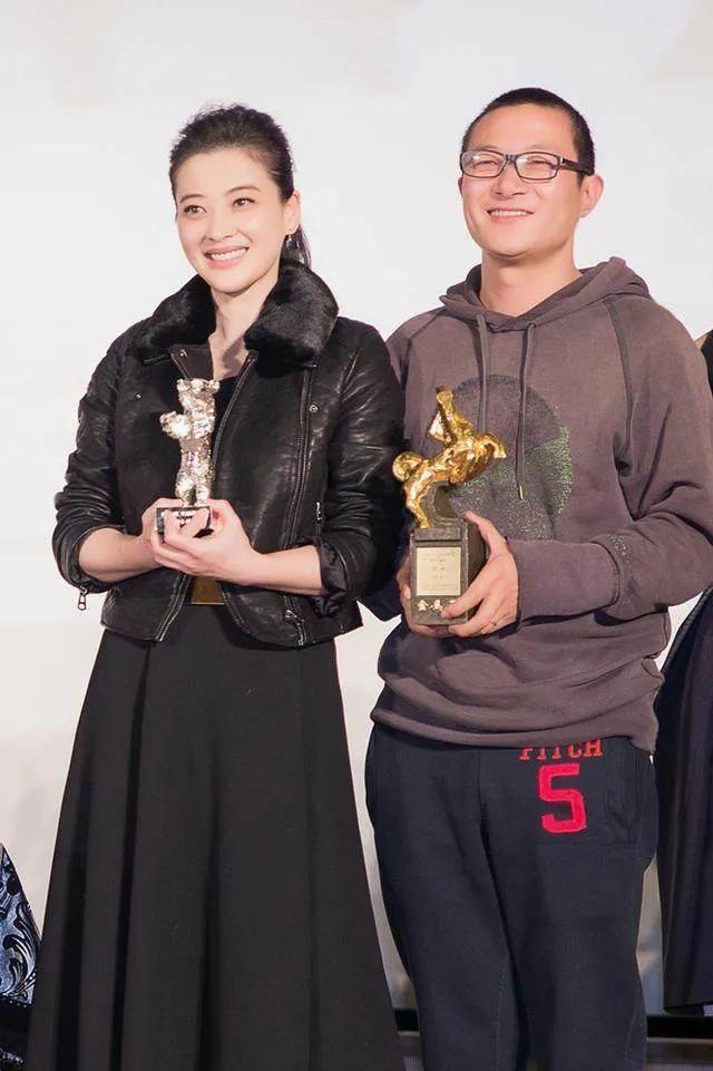 44岁的梅婷现状，44岁梅婷不惧年龄秀香肩