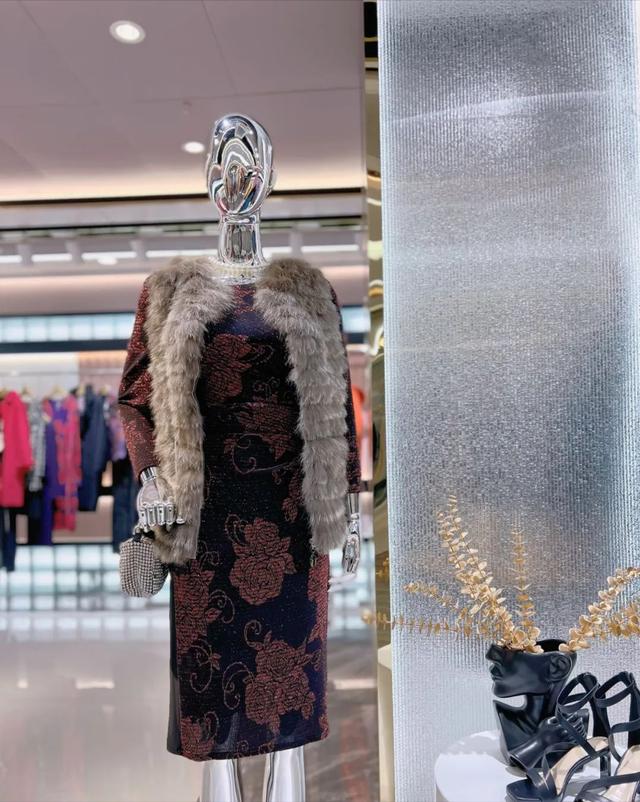 沐兰长袖女装，MORELINE.沐兰秋冬品牌折扣女装羽绒服风衣外套桑蚕丝连衣裙穿搭