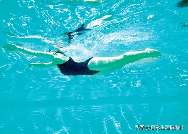 游泳初学者蛙泳动作，游泳技巧蛙泳动作都记住了却还是游不好