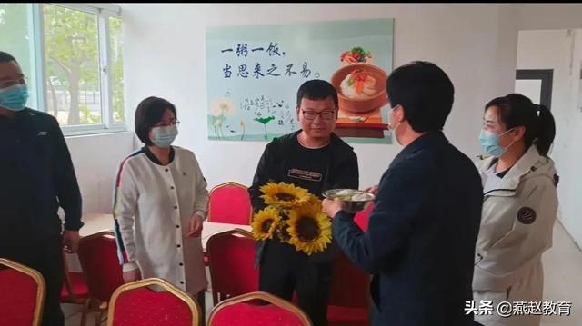 邯郸市四中高考结束现场，校领导为留校师生过生日