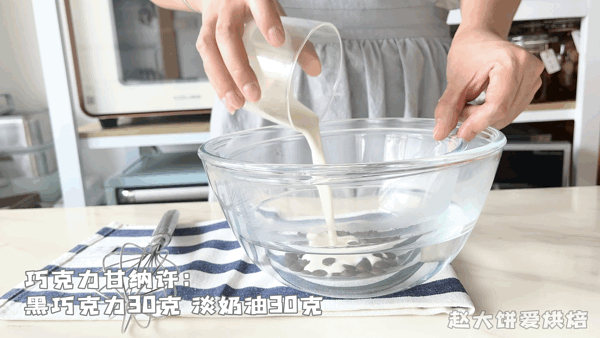 制作最简单的蛋糕爆浆蛋糕，杯子蛋糕里加点料就成了爆浆蛋糕