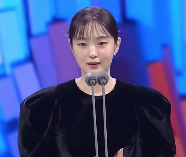 韩国红毯女明星有多敢穿，韩国红毯穿搭过于朴素