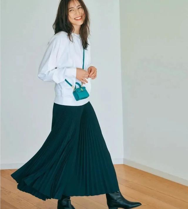 卫衣半裙早秋混搭时髦有女人味，卫衣＋半裙＝时髦又有女人味的早秋穿搭