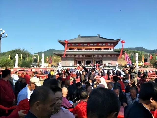在家翻一百年以前的老族谱，想知道祖上兴不兴旺
