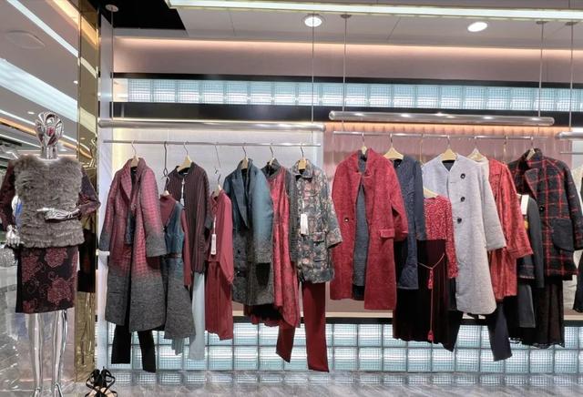 沐兰长袖女装，MORELINE.沐兰秋冬品牌折扣女装羽绒服风衣外套桑蚕丝连衣裙穿搭