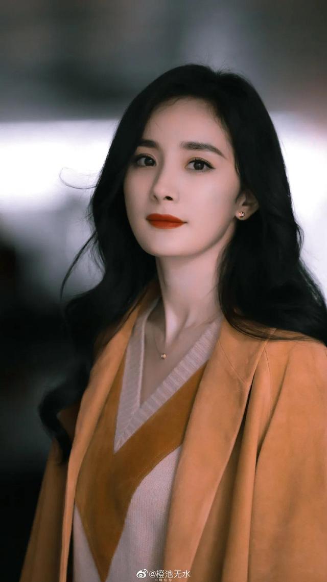 杨幂父亲是做什么的，年过50爱秀肌肉