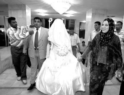 萨达姆的儿子乌代拿老百姓喂狮子，萨达姆长子乌代的魔幻人生