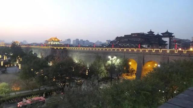 西安古城的历史特色，拥有悠久的历史和浓厚的文化底蕴