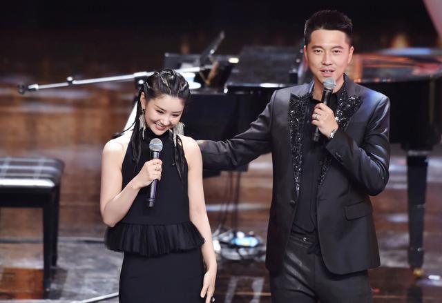 王雷李小萌婚纱照，李小萌和老公婚纱照