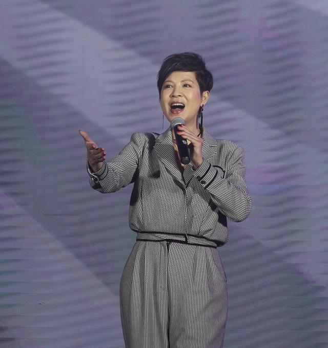 歌手杭天琪的生活照，二婚却被外籍丈夫骗财骗色