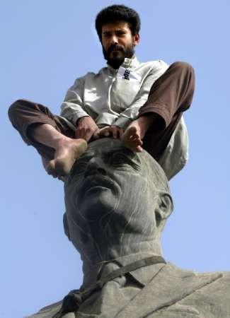 萨达姆的儿子乌代拿老百姓喂狮子，萨达姆长子乌代的魔幻人生