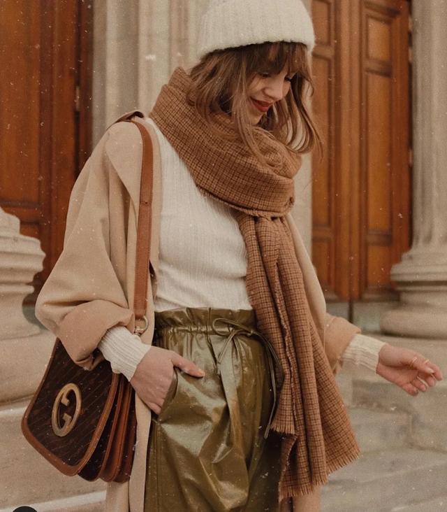 驼色大衣搭配图片，让你从20岁优雅到60岁的驼色大衣（驼色大衣怎么穿搭有气场）