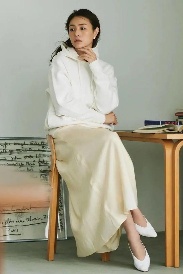 卫衣半裙早秋混搭时髦有女人味，卫衣＋半裙＝时髦又有女人味的早秋穿搭