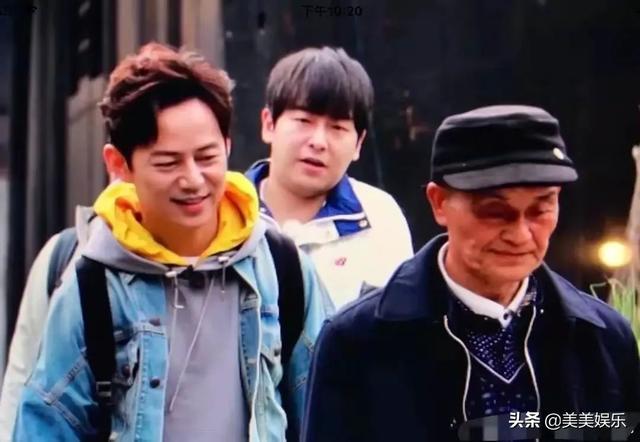 黄晓明尹正合照，共打一把伞秀兄弟情