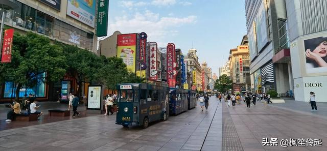 十一上海外滩游，民众欣赏上海黄浦江两岸夜景