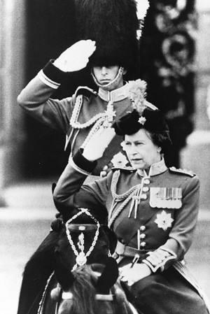 英国女王伊丽莎白二世是谁的子女，英国女王伊丽莎白二世