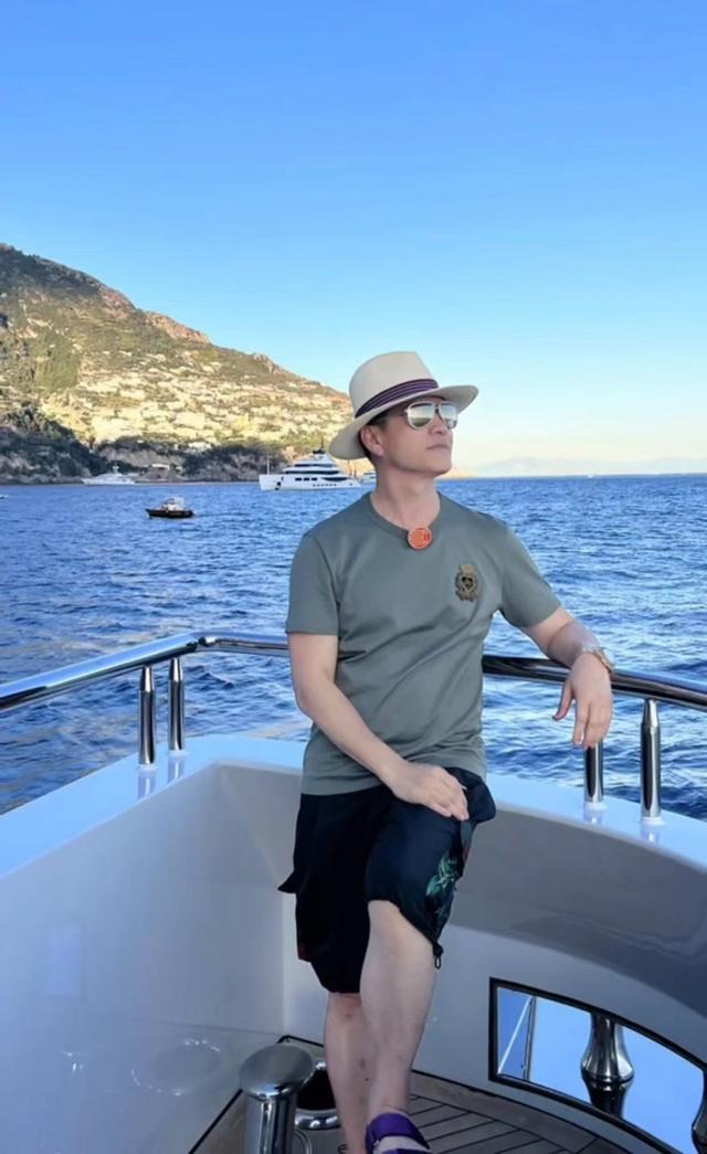 吕良伟和老婆出席活动，吕良伟一家环游各国