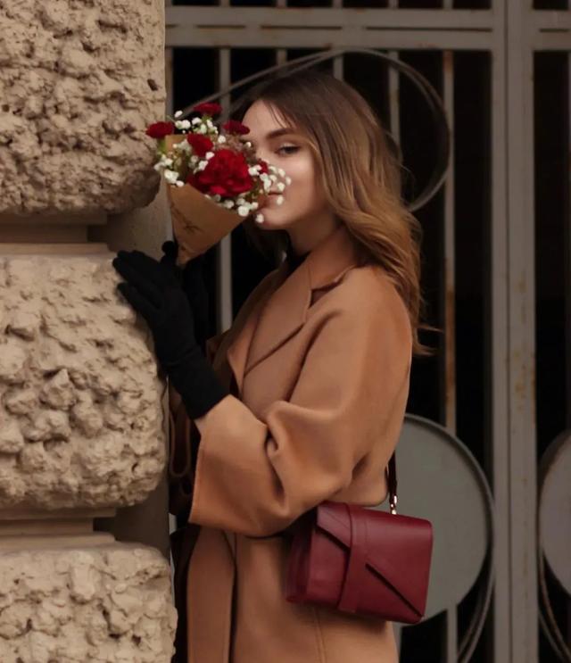 驼色大衣搭配图片，让你从20岁优雅到60岁的驼色大衣（驼色大衣怎么穿搭有气场）