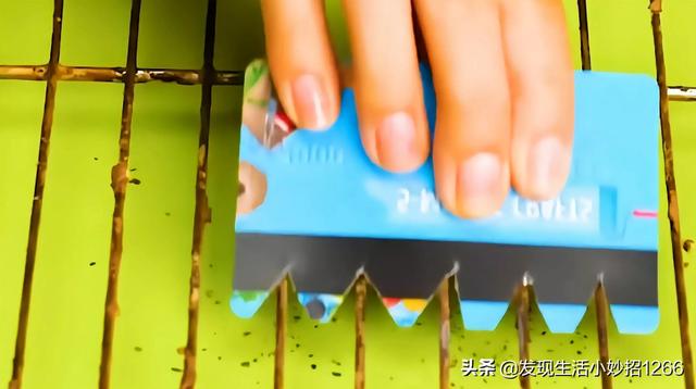 手机进水了怎么处理，分享20个生活小妙招（手机进水的紧急处理方法）