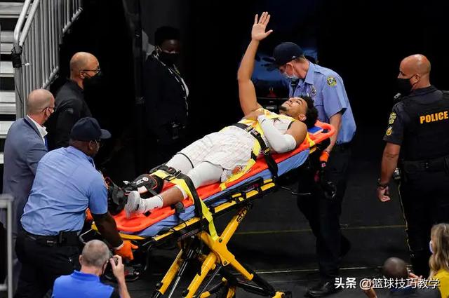 萨格斯脚踝与膝盖同时扭伤被抬出场外，萨格斯运球（魔术宣布萨格斯左膝关节囊扭伤和骨挫伤）