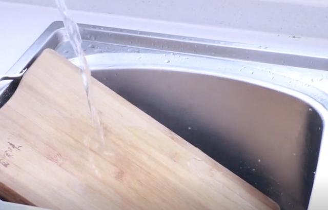 怎样快速清除菜板上的霉斑，污渍霉斑一擦就掉