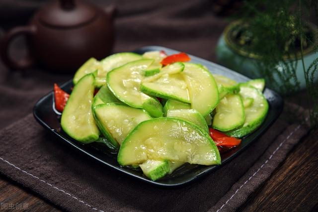 西葫芦怎么炒才好吃，西葫芦怎么炒好吃又清脆（好吃的爆炸的土豆炒西葫芦）