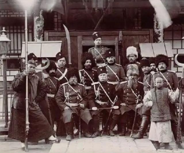 火烧圆明园图片，为何1万人能肆虐火烧圆明园（火烧圆明园是什么战争时期）