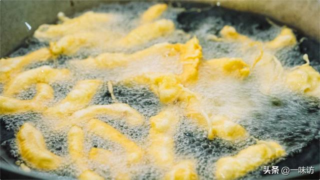 酥肉汤里配什么菜，北方小酥肉可以做汤的做法（冬天吃酥肉的正确方法）