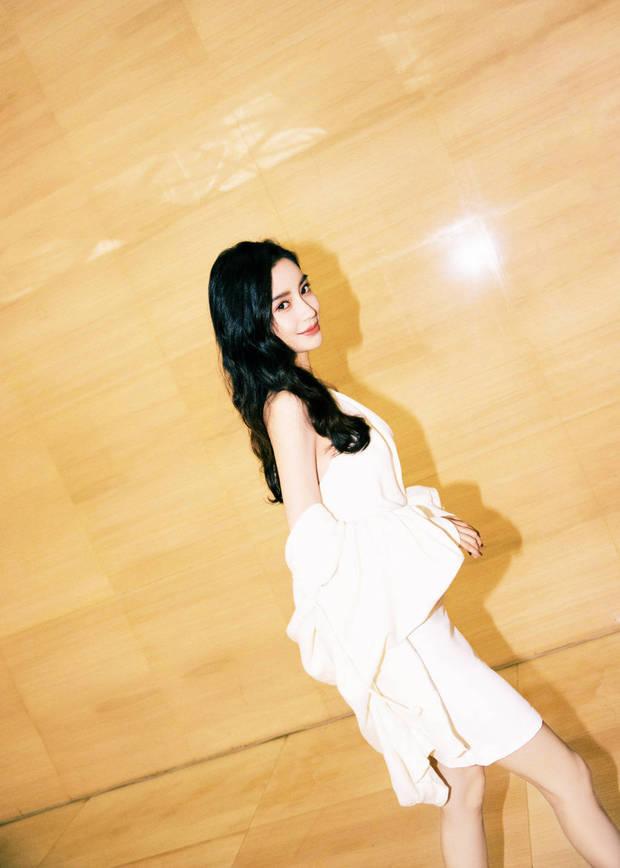 杨颖出席活动大秀美肩，Angelababy“一字肩”礼服裙造型