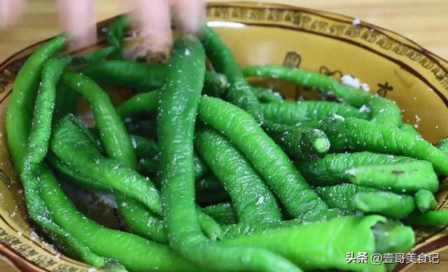 辣椒蘸盐的正宗做法，在农村用辣椒这样做蘸水
