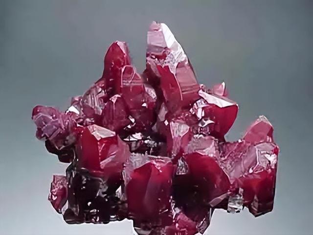 铜矿石原石图片，自然界矿石种类介绍（全球最新十大铜矿）