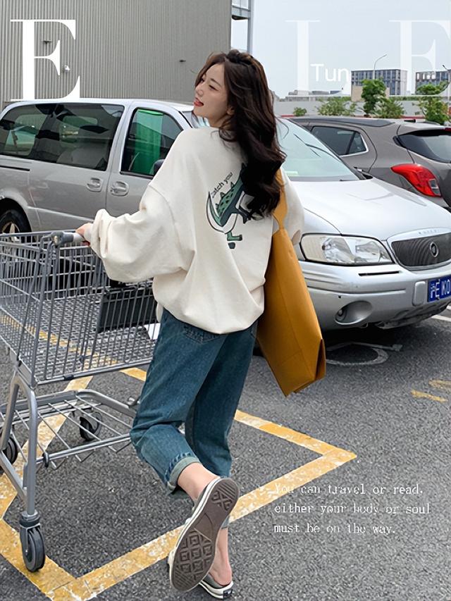 秋冬长款卫衣怎么搭配好看，长款卫衣下面别配小脚裤