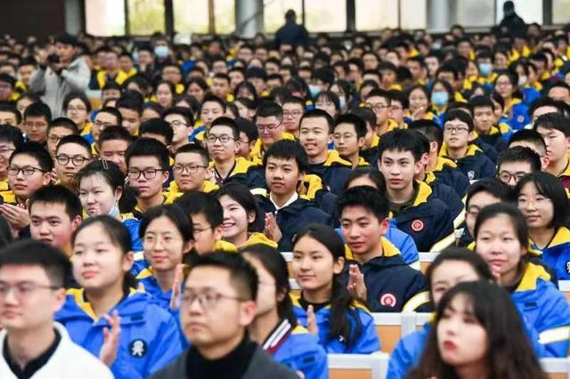 神舟总设计师戚发轫，神舟号飞船首任总设计师戚发轫对话重庆中学生