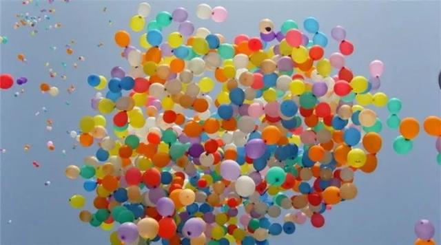 氦气气球为什么会爆炸，广州一高校门前小车突然爆炸变废铁