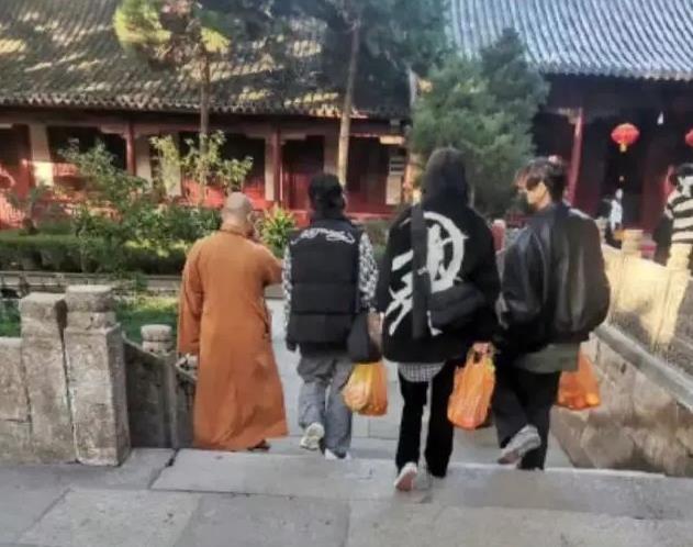 刘诗诗被追问婚礼日期，礼尚往来刘诗诗