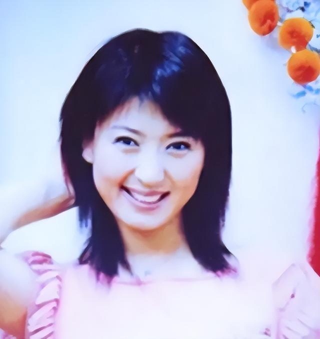 闫学晶个人简历及婚姻，她二婚生宝宝又做婆婆