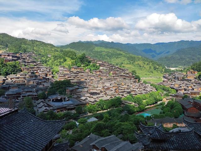 千户苗寨旅游攻略详细，西江千户苗寨最详细游玩攻略（西江千户苗寨到底值不值得去）