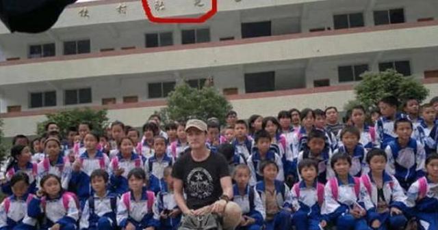 胡歌车祸后复出的样子，胡歌车祸毁容女助理离世