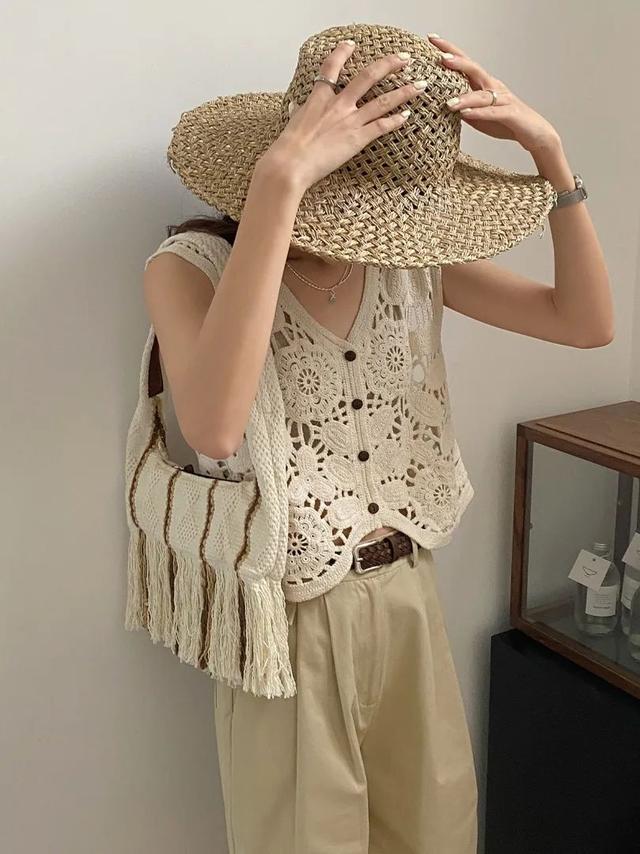 34岁杨幂近照显疲态，次次艳压00后小花