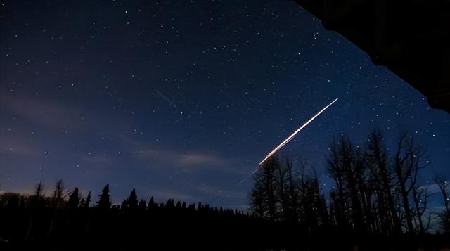 ufo巨型飞碟，石家庄曾经出现的巨型方形阴影