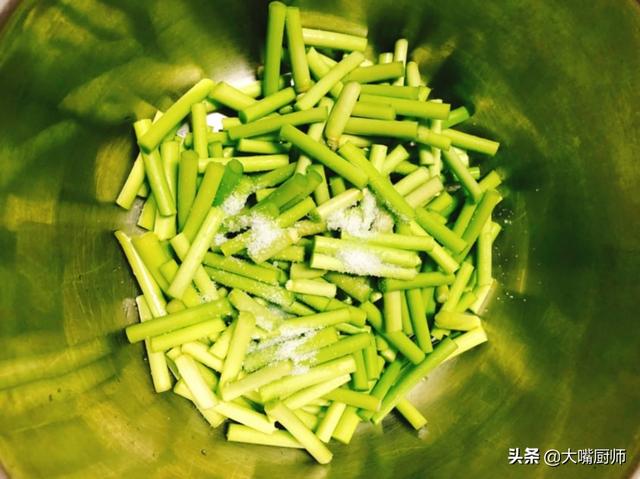 腌蒜薹怎样腌制又脆又好吃，直接加料汁就错了