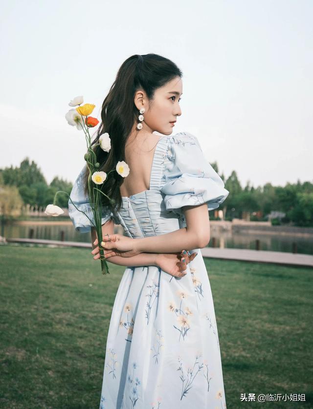 张雪迎惊艳造型，阳光俏丽的唯美