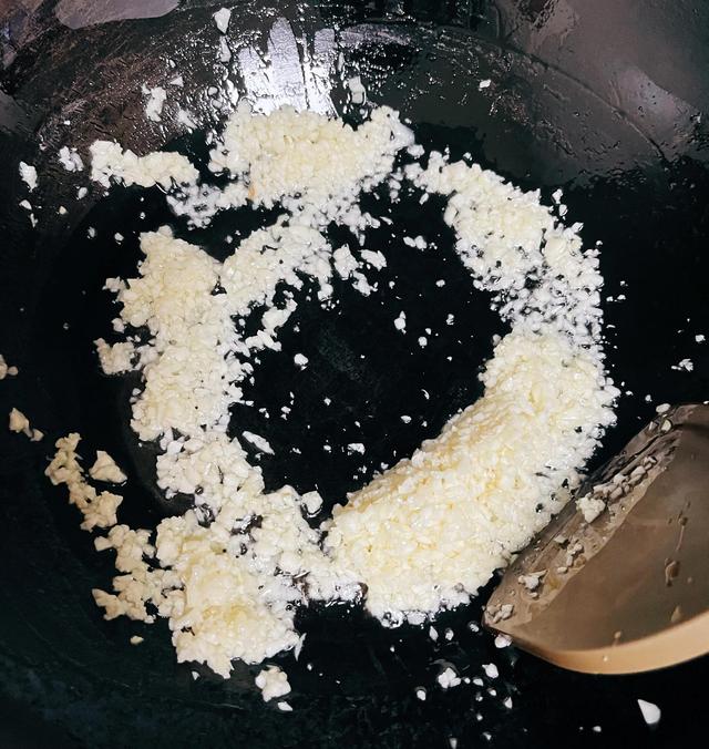 蒜蓉龙虾尾最正宗的做法，蒜蓉虾尾：媳妇在家这样做