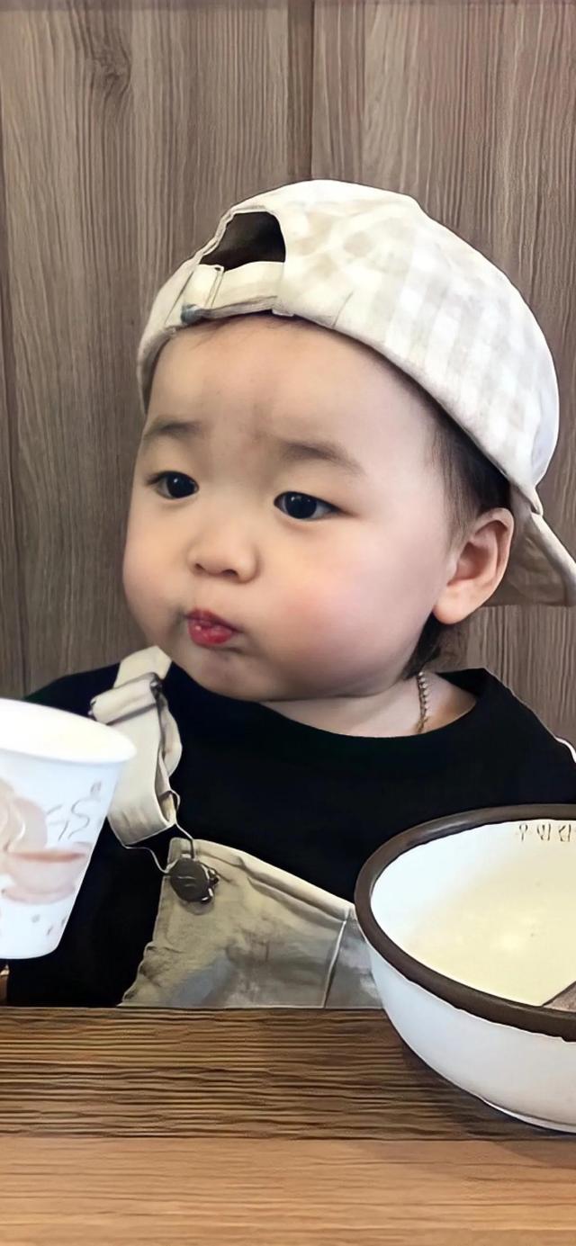 萌娃可爱的壁纸，高清壁纸可爱萌娃