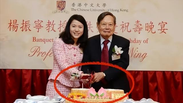 95岁的杨振宁婚姻近况，和小54岁妻子翁帆的爱情让人羡慕