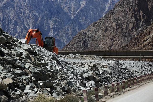 巴基斯坦的中巴公路，这条公路是巴基斯坦和我国的唯一陆路咽喉