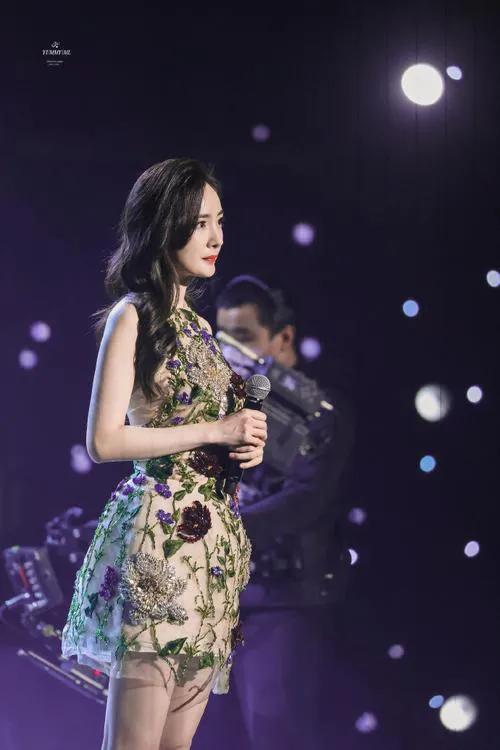 杨幂父亲是做什么的，年过50爱秀肌肉