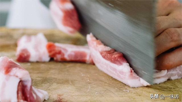 酥肉汤里配什么菜，北方小酥肉可以做汤的做法（冬天吃酥肉的正确方法）