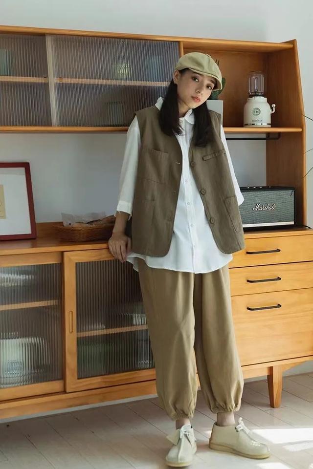 34岁杨幂近照显疲态，次次艳压00后小花